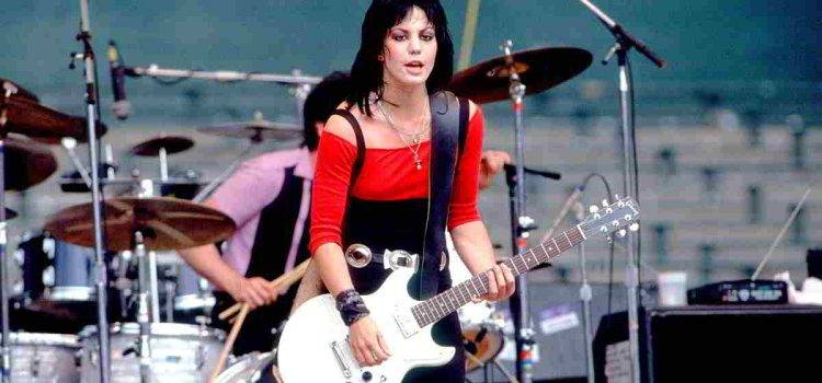 Джоун Джет – от The Runaways до рок икона Joan Jett Джоун Джет с електрическа китара