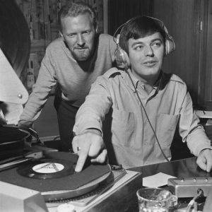 BBC Radio 1 започва излъчване на 30 септември 1967 г.