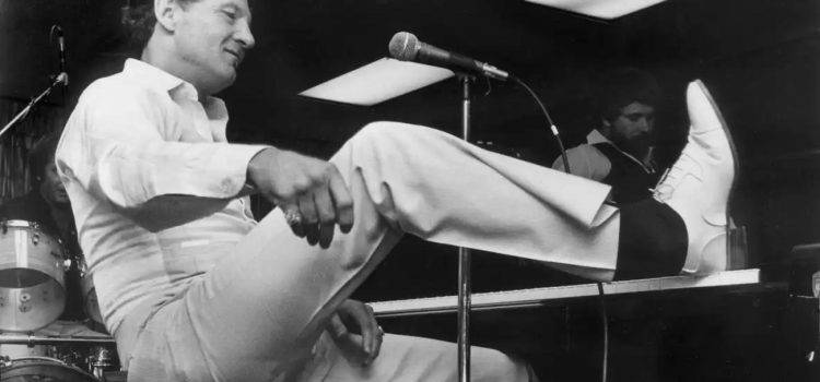 Jerry Lee Lewis – пианистът, който подпали рокендрола Jerry Lee Lewis – американски рокендрол пианист и певец