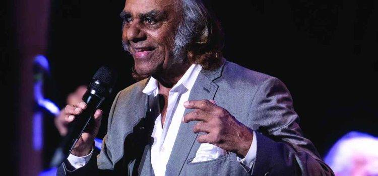 Johnny Mathis – американски певец, известен като The Voice of Romance