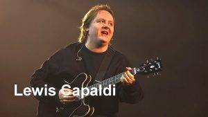 Луис Капалди (Lewis Capaldi) – шотландски певец и автор на песни