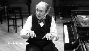 Vladimir Horowitz – американски пианист, роден на 1 октомври 1903 г.